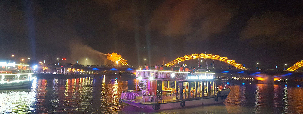 xem rông phun lửa trên du thuyền sông Hàn
